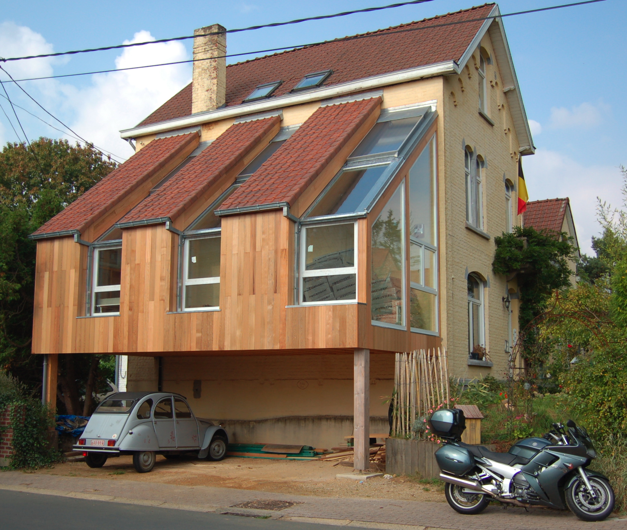 Ajout d'une extension à une maison existante en bois avec bardage extérieure
